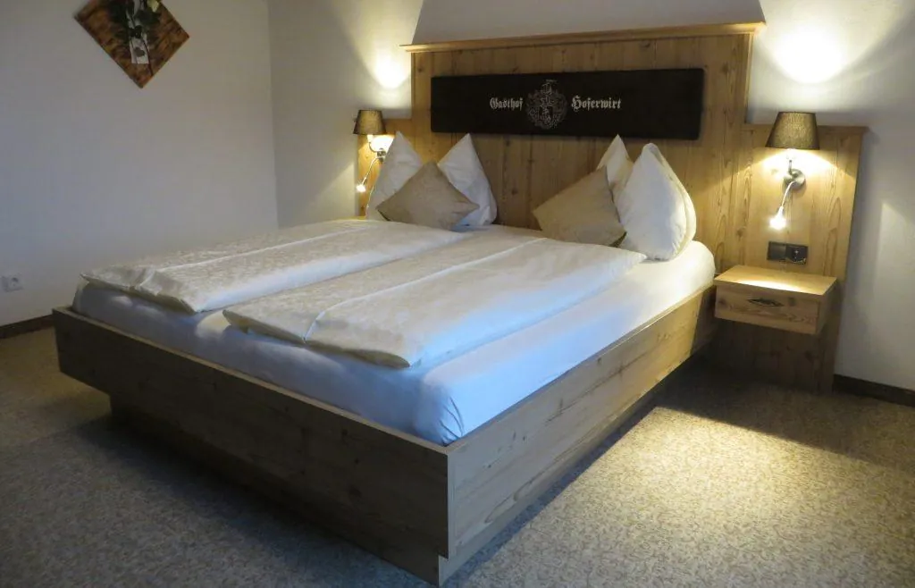 Doppelzimmer mit Holzbett
