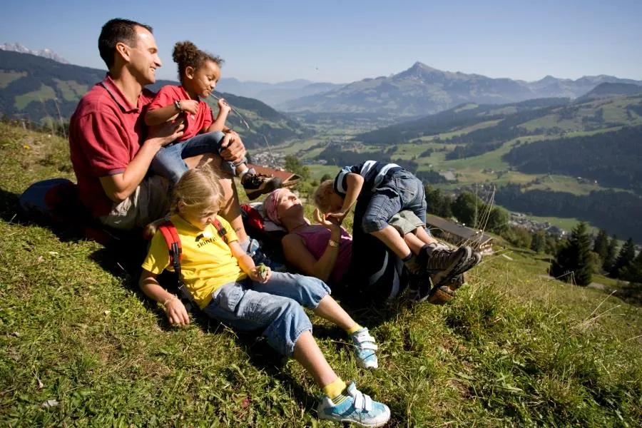 Familie rastet auf der Almwiese