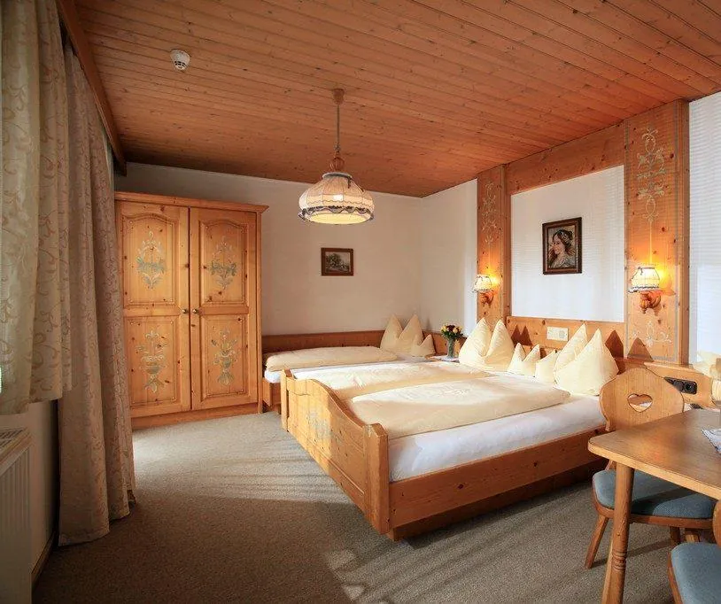 Zimmer mit bemaltem Bauernschrank