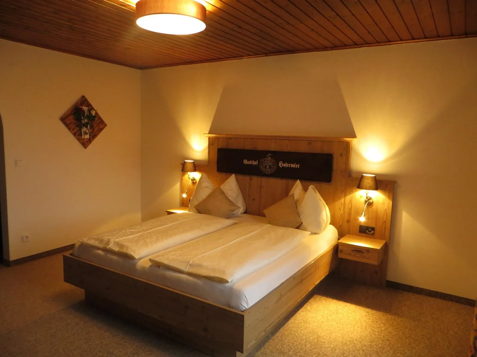 Zimmer mit warmem Licht